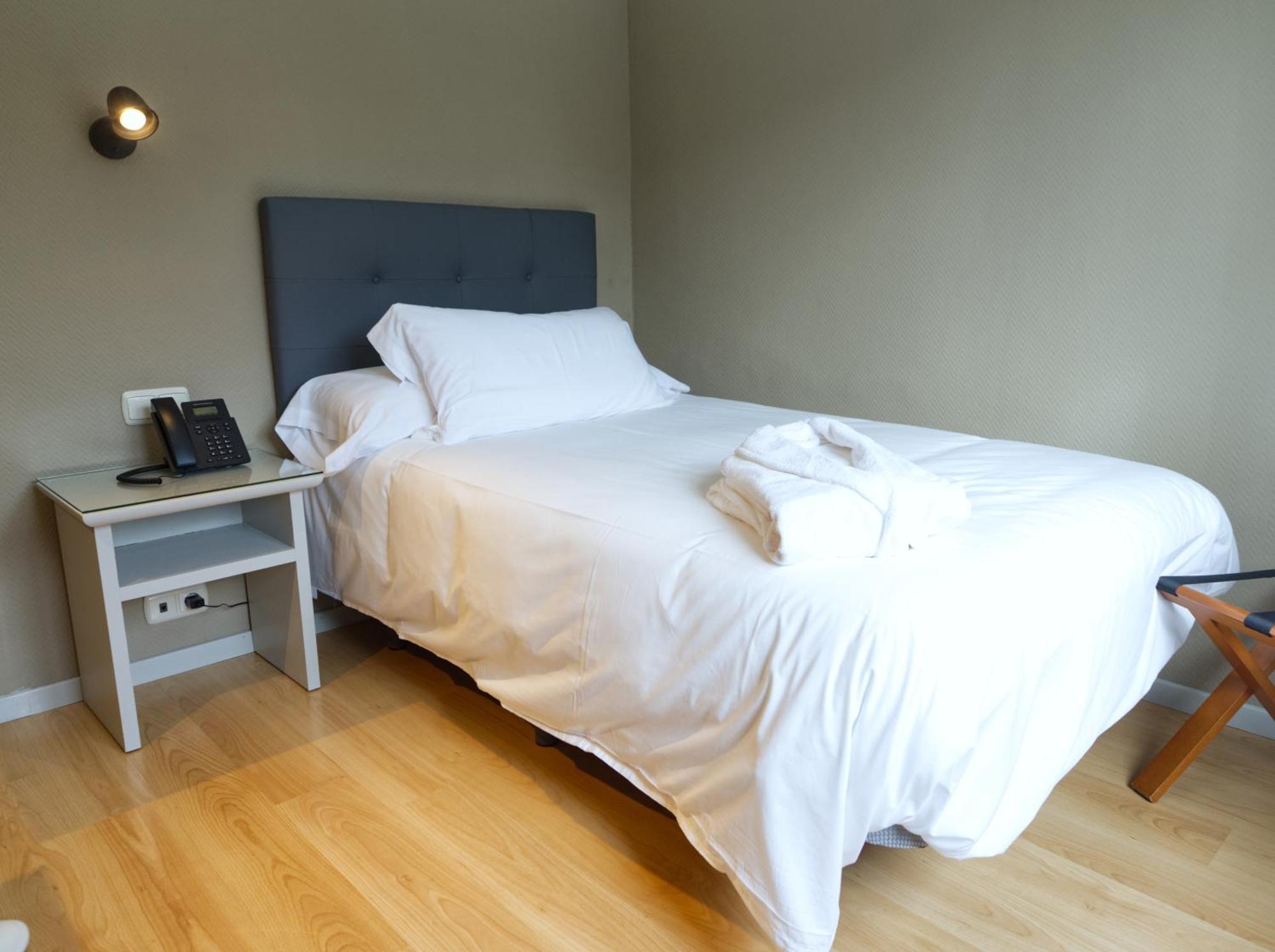 Hotel Ciudad Del Sol Ecija Bagian luar foto